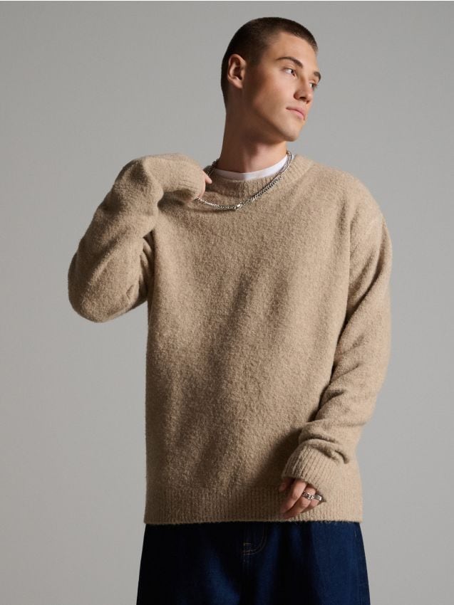 Beżowy sweter regular