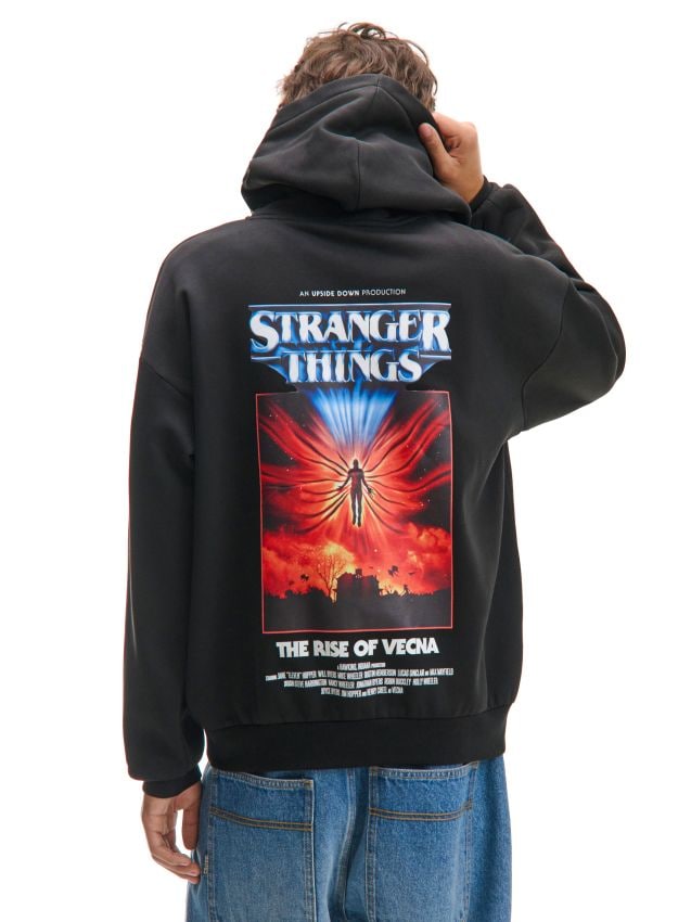 Bluză neagră cu glugă și imprimeu Stranger Things Culoare negru