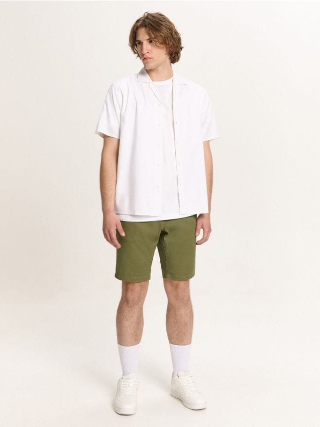 Oliwkowe szorty typu jogger slim