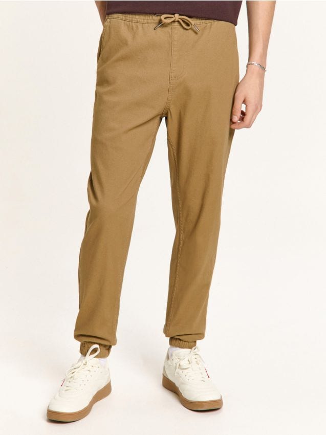 Beżowe spodnie slim jogger
