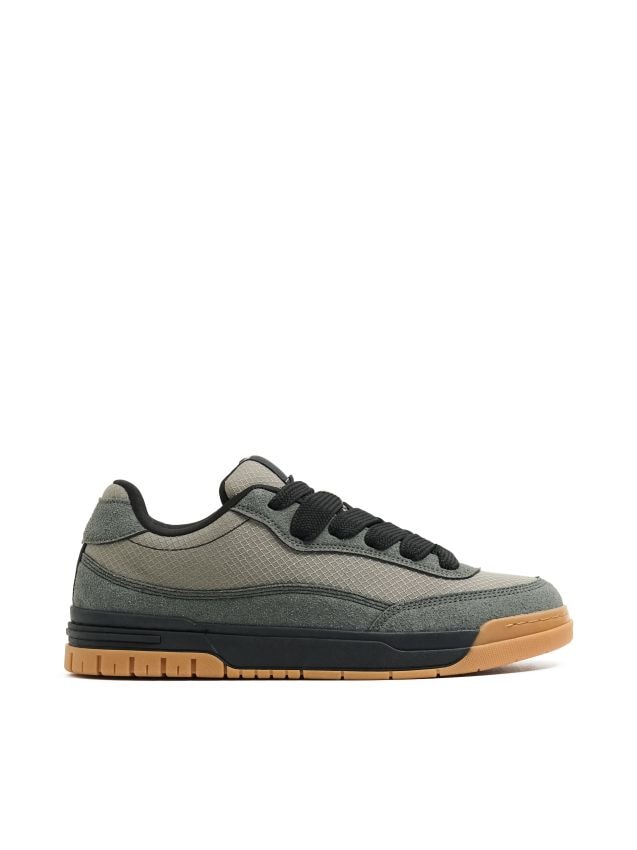 Niskie szare sneakersy z czarnymi sznurowadłami - CROPP