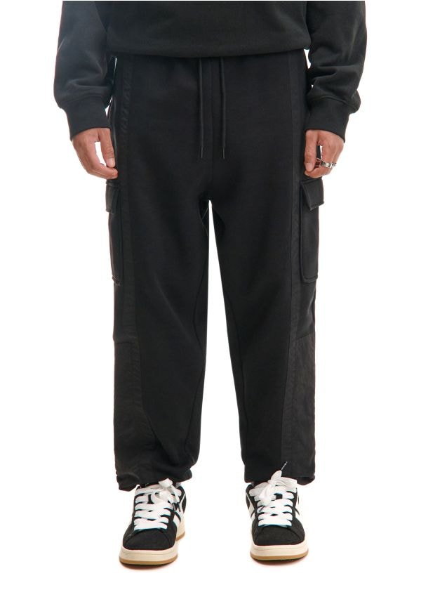 Czarne dresowe joggery z kieszeniami cargo - CROPP - 419DE-99X