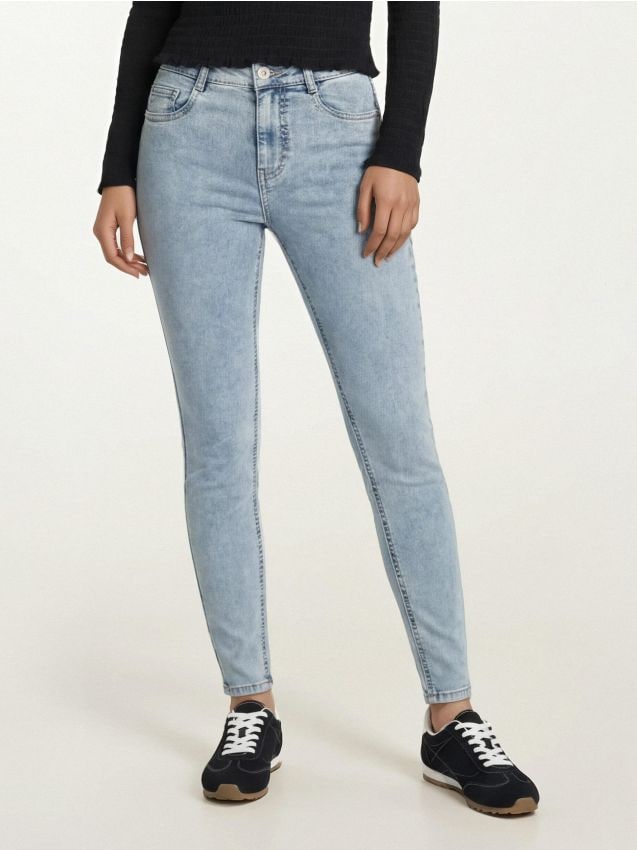 Jasnoniebieskie sprane jeansy skinny z kieszeniami
