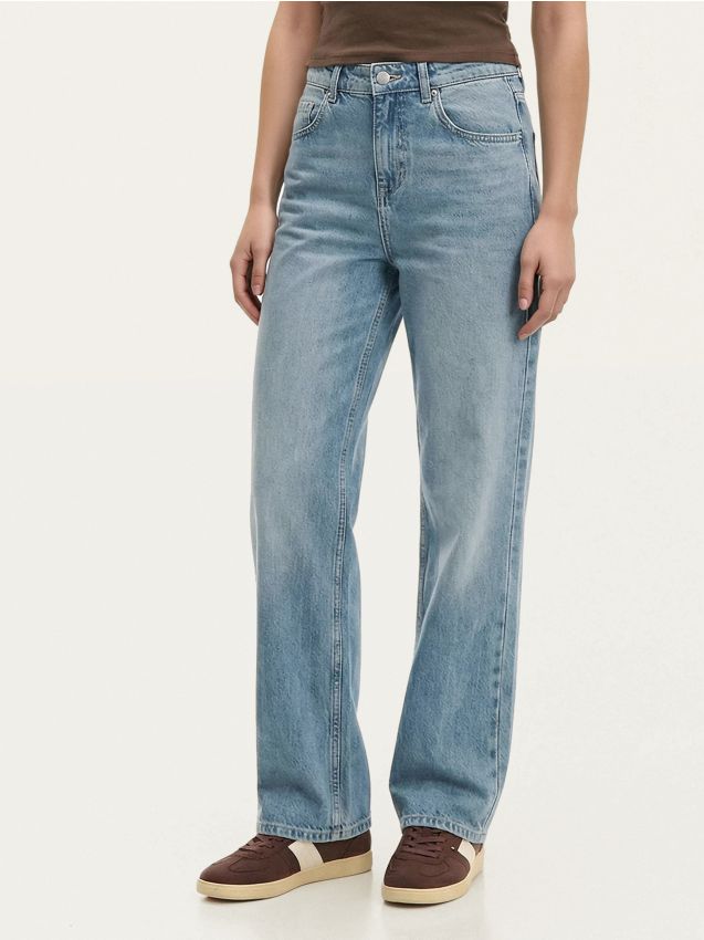 Jasnoniebieskie jeansy straight z efektem sprania