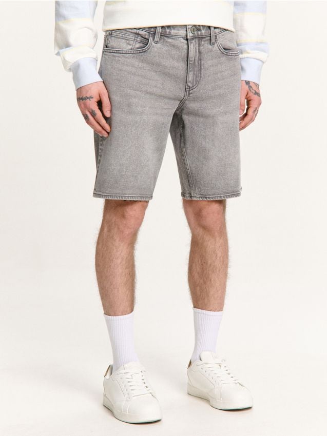 Jasnoszare jeansowe szorty regular