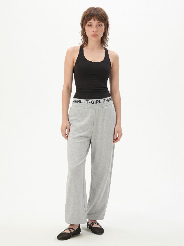 Dresowe joggery z napisem w pasie