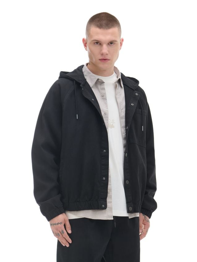 KKK☆ Kurtka z połyskującego materiału Kolor czarny - RESERVED