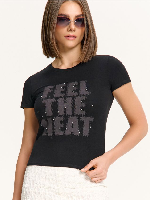 Czarny T-shirt z napisem i cekinami